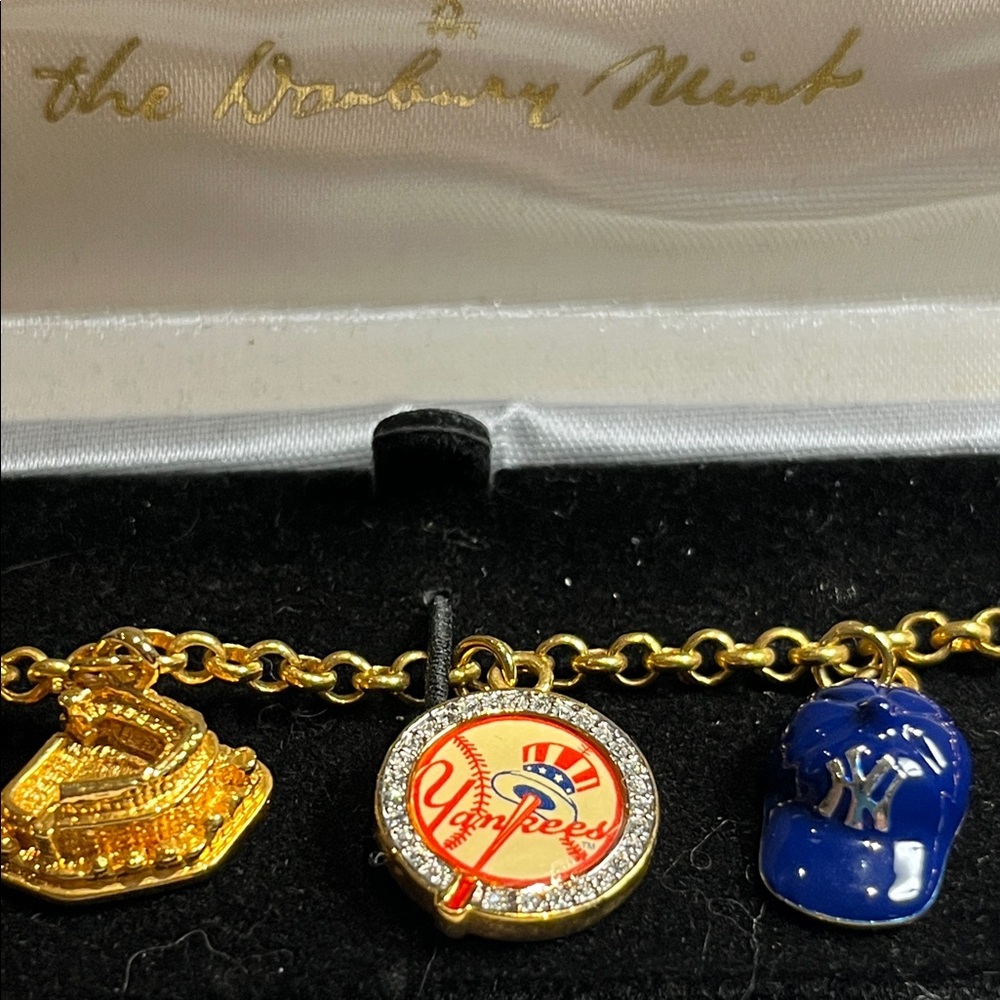 Vintage Danbury Mint 24k New York Yankees Gold Charm Bracelet Baseball Theme - Picture 9 of 10